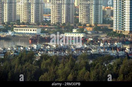 Bildnummer: 59923579 Datum: 01.07.2013 Copyright: imago/Xinhua (130701) -- HAIKOU, 1. Juli 2013 (Xinhua) -- Schiffe legen am Xiuying Hafen in Haikou, Hauptstadt der südchinesischen Provinz Hainan, 1. Juli 2013 an. Der tropische Sturm Rumbia erreichte das Südchinesische Meer am Mittag und soll sich in den kommenden 24 Stunden nach Nordwesten bewegen, so die National Marine Forecast Station (NMFS). Es wird erwartet, dass es sich zu einem starken tropischen Sturm entwickelt und ab Montagabend auf einigen Küstengebieten im westlichen Teil der südchinesischen Provinz Guangdong und im nordöstlichen Teil der Provinz Hainan landet Stockfoto