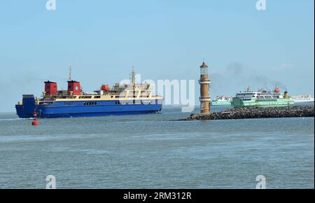 Bildnummer: 59924166  Datum: 01.07.2013  Copyright: imago/Xinhua (130701) -- HAIKOU, July 1, 2013 (Xinhua) -- Ferryboats leave Xiuying harbour in Haikou, capital of south China s Hainan Province, July 1, 2013. Tropical storm Rumbia reached the South China Sea area at noon Sunday and is expected to move northwestward in the coming 24 hours, according to the National Marine Forecast Station (NMFS). It is expected to turn into a strong tropical storm and land on some coastal areas in the western part of south China s Guangdong Province and the northeastern part of Hainan Province from Monday nigh Stock Photo