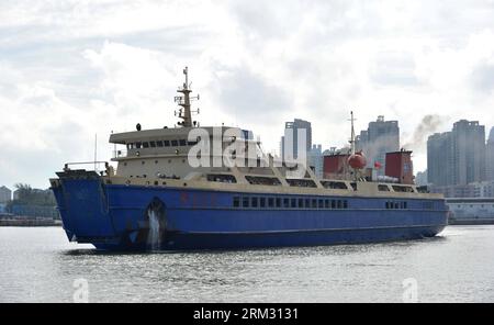 Bildnummer: 59924167 Datum: 01.07.2013 Copyright: imago/Xinhua (130701) -- HAIKOU, 1. Juli 2013 (Xinhua) -- Ein Fährboot verlässt Xiuying Hafen in Haikou, Hauptstadt der südchinesischen Provinz Hainan, 1. Juli 2013. Der tropische Sturm Rumbia erreichte das Südchinesische Meer am Mittag und soll sich in den kommenden 24 Stunden nach Nordwesten bewegen, so die National Marine Forecast Station (NMFS). Es wird erwartet, dass es sich zu einem starken tropischen Sturm entwickelt und ab Montag in einigen Küstengebieten im westlichen Teil der Provinz Guangdong und im nordöstlichen Teil der Provinz Hainan landet Stockfoto