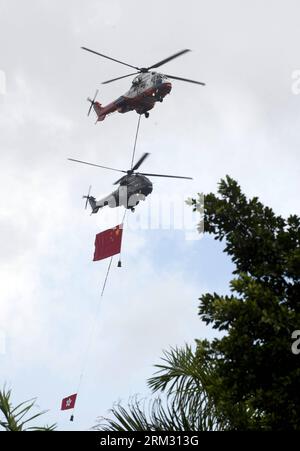 Bildnummer: 59924163 Datum: 01.07.2013 Copyright: imago/Xinhua (130701) -- HONGKONG, 1. Juli 2013 (Xinhua) -- Hubschrauber mit chinesischer Nationalflagge und der Flagge der Sonderverwaltungsregion Hongkong fliegen während der Flaggenhisserei in Hongkong, Südchina, 1. Juli 2013 über dem Goldenen Bauhinia-Platz. Am Montag in Hongkong findet eine feierliche Feier zum 16. Jahrestag der Rückkehr Hongkongs ins Mutterland statt. (Xinhua/Lui Siu Wai) (hdt) CHINA-HONG KONG-16th BIRTH (CN) PUBLICATIONxNOTxINxCHN xas x2x 2013 hoch o0 Jubiläum Nationalfahne Gesellschaft 59 Stockfoto