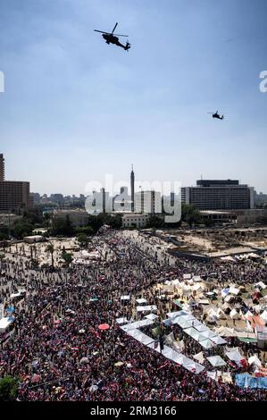 Bildnummer: 59925245 Datum: 30.06.2013 Copyright: imago/Xinhua (130630) -- KAIRO, 30. Juni 2013 (Xinhua) -- Mitglieder von Oppositionsgruppen nehmen am 30. Juni 2013 an einer Kundgebung gegen den Präsidenten Mohamed Mursi auf dem Tahrir-Platz in Kairo, der Hauptstadt Ägyptens, Teil. Millionen von Ägyptern strömen am Sonntag auf große Plätze im ganzen Land, um sich den Anti- und Pro-Präsident-Demonstrationen von Mohamed Mursi anzuschließen. (Xinhua/Li Muzi) (syq) EGYPT-CAIRO-RALLIES PUBLICATIONxNOTxINxCHN Politik Gesellschaft Demo Protest xjh x0x Premiere 2013 hoch 59925245 Datum 30 06 2013 Copyright Imago XINHUA Kairo Juni 30 2013 XINHUA Stockfoto
