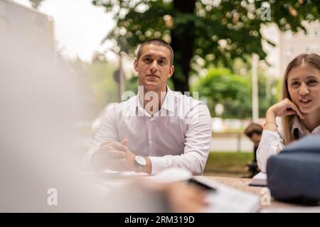 Junge Schüler, die sich während der Schulpause zufällig unterhalten Stockfoto