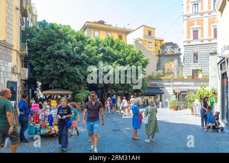 Neapel, Italien, Touristen zu Fuß in der Via Chiaia, einer Hauptgeschäftsstraße des Chiaia Viertels. Stockfoto