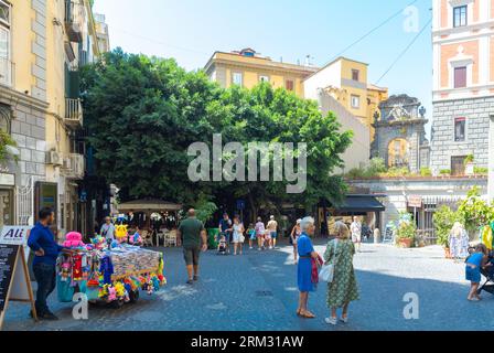 Neapel, Italien, Touristen zu Fuß in der Via Chiaia, einer Hauptgeschäftsstraße des Chiaia Viertels. Stockfoto