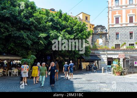 Neapel, Italien, Touristen zu Fuß in der Via Chiaia, einer Hauptgeschäftsstraße des Chiaia Viertels. Stockfoto