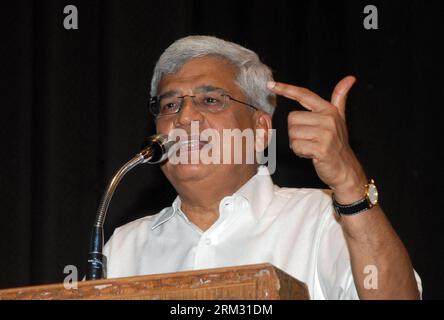 Bildnummer: 59925620 Datum: 01.07.2013 Copyright: imago/Xinhua (130701) -- NEW DELHI, 1. Juli 2013 (Xinhua) -- Prakash Karat, Generalsekretär der Kommunistischen Partei Indiens (Marxist) (CPI-M), spricht die Anhänger während des Politischen Parteitags der Linken in Neu-Delhi, Indien, 1. Juli 2013 an. (Xinhua/Partha Sarkar)(zhf) INDIEN-NEU DELHI-LINKE PARTEIEN-KONVENTION PUBLICATIONxNOTxINxCHN People Politik Premiere x0x xmb 2013 quer 59925620 Datum 01 07 2013 Copyright Imago XINHUA Neu-Delhi 1. Juli 2013 XINHUA Prakash Carat Generalsekretär der Kommunistischen Partei Indiens Marxist CPI M spricht über die These Stockfoto