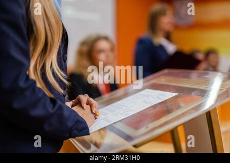 Eine Studentin, die ihren Professoren ein Projekt präsentiert Stockfoto