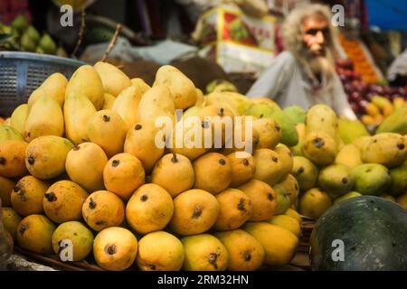 Bildnummer: 59935163 Datum: 02.07.2013 Copyright: imago/Xinhua (130702) -- NEW DELHI, 2. Juli 2013 (Xinhua) -- Ein Verkäufer verkauft Mangos und andere Früchte am 2. Juli 2013 auf dem Sarojini Nagar Markt in Neu-Delhi, der Hauptstadt Indiens. Die Mango, die als König der Früchte bezeichnet wird, ist eine der beliebtesten Früchte unter den Indianern. Indien ist der weltweit führende Mangoproduzent. (Xinhua/Zheng Huansong) (syq) INDIA-NEW DELHI-MANGO PUBLICATIONxNOTxINxCHN Wirtschaft Lebensmittel x2x xsk 2013 quer o0 Wirtschaft Markt Obst 59935163 Datum 02 07 2013 Copyright Imago XINHUA New Delhi 2. Juli 2013 XINHUA A Vendor Stockfoto