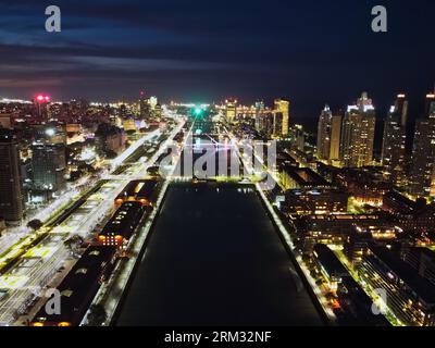 Panoramablick auf puerto madero in buenos aires bei Nacht Stockfoto