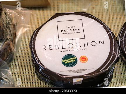 Menton, Frankreich - 26. Mai 2023: Reblochon Käserad von Joseph Paccard in einem Käserei in der Altstadt Stockfoto