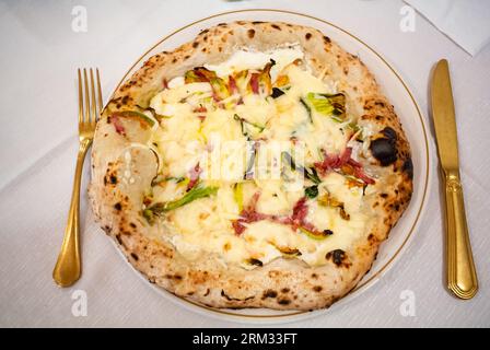 Neapel, Metropolitan City von Neapel, Italien, Pizza mit Zucchini-Blumen und Schinken. Stockfoto