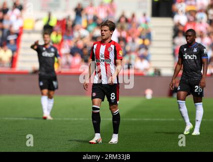 26. August 2023; Gtech Community Stadium, Brentford, London, England; Premier League Football, Brentford versus Crystal Palace; Mathias Jensen von Brentford Credit: Action Plus Sports Images/Alamy Live News Stockfoto