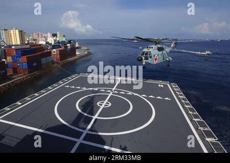 Bildnummer: 59969832 Datum: 03.07.2013 Copyright: imago/Xinhua (130704) -- MÄNNLICH, 4. Juli 2013 (Xinhua) -- Ein Rettungshubschrauber fliegt zurück auf das Deck des Krankenwagenschiffs der chinesischen Volksbefreiungsarmee, der Friedensarche nach medizinischer Behandlung auf den Malediven, 1. Juli 2013. Der trägergestützte Rettungshubschrauber des Spitalschiffs Peace Ark der chinesischen Volksbefreiungsarmee führte am 1. Juli medizinische Behandlungen auf einer abgelegenen Insel der Malediven durch, was auch den ersten Erfolg der medizinischen Behandlung im Ausland durch den chinesischen Seerettungshubschrauber darstellt. (Xinhua/Ju Zhenhua) MALEDIVEN-KINN Stockfoto