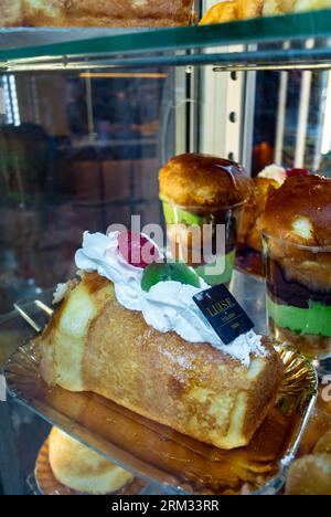 Neapel, Metropolitan City von Neapel, Italien, Baba ist ein traditionelles neapolitanisches Dessert aus Biskuitkuchen mit Rum. Stockfoto