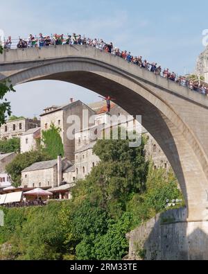 Jemand springt von Stari Most (Alte Brücke) Dies ist ein Ritus der Durchfahrt in Mostar, Bosnien und Herzegowina, 26. August 2023. Stockfoto