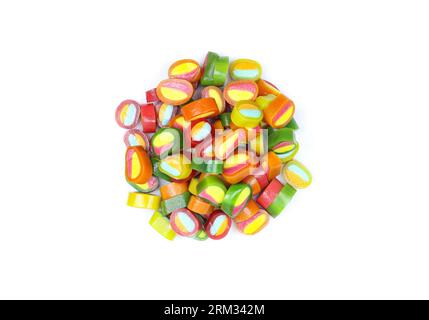 Ein Stapel bunter Gummibonbons auf weißem Hintergrund Stockfoto