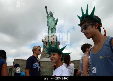 Bildnummer: 59988313 Datum: 04.07.2013 Copyright: imago/Xinhua (130704) -- NEW YORK, 4. Juli 2013 (Xinhua) -- Besuchen Sie die Freiheitsstatue auf Liberty Island in New York, USA, am 4. Juli 2013, dem Unabhängigkeitstag der USA. Die Freiheitsstatue und Liberty Island wurde am Donnerstag zum ersten Mal wieder öffentlich zugänglich gemacht, seit Hurrikan Sandy am 29. Oktober 2012 landete. (Xinhua/Wang Lei) US-NEW YORK-UNABHÄNGIGKEITS-TAGESSTATUE DER FREIHEIT-WIEDERERÖFFNUNG PUBLICATIONxNOTxINxCHN Gesellschaft Unabhängigkeitstag Nationalfeiertag Feiertag Wiedereröffnung Freiheitsstatue xdp x0x 2013 quer Premiere Stockfoto