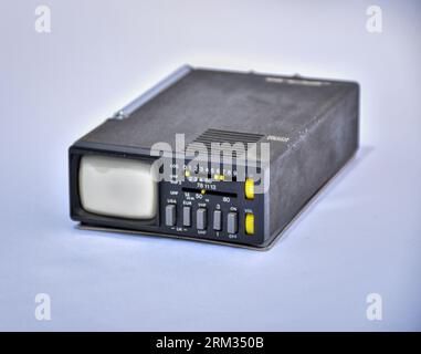 Fernseher, TV, Schwarzweiß, Mini-TV, Minifernseher, Sinclair, MTV1, 1977, 1970er, Taschenfernseher, kompakt, Tragstange, Batteriebetrieb, Kanal, Frequenz Stockfoto