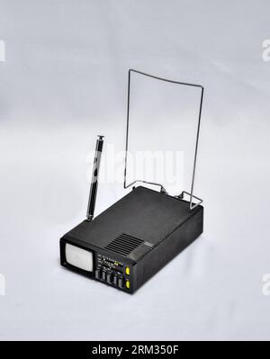 Fernseher, TV, Schwarzweiß, Mini-TV, Minifernseher, Sinclair, MTV1, 1977, 1970er, Taschenfernseher, kompakt, Tragstange, Batteriebetrieb, Kanal, Frequenz Stockfoto