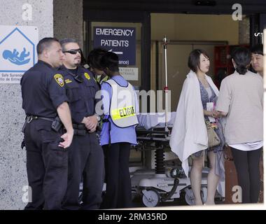 Bildnummer: 60034435  Datum: 07.07.2013  Copyright: imago/Xinhua (130707) -- SAN FRANCISCO, July 7, 2013 (Xinhua) -- Police officers stand guard outside San Francisco General Hospital, California, the United States, July 6, 2013. The pair killed in a crash landing of an Asiana Airlines plane at San Francisco airport were Chinese nationals, a spokesman of the Chinese Consulate General in San Francisco told Xinhua Saturday night. (Xinhua/Chen Gang)(bxq) U.S.-SAN FRANCISCO-AIR CRASH PUBLICATIONxNOTxINxCHN Gesellschaft Flughafen Flugzeug Unglück Absturz Flugzeugabsturz xas x0x 2013 quer      60034 Stockfoto