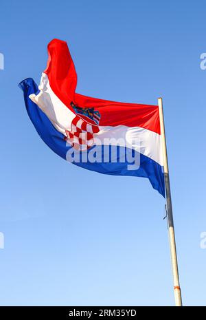 Kroatische Nationalflagge weht auf Fahnenmast Stockfoto