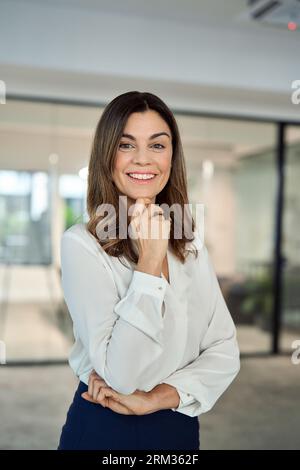 Glückliche selbstbewusste lateinische professionelle reife Geschäftsfrau im Büro, Porträt. Stockfoto