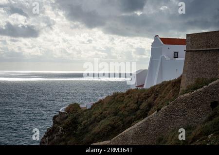 SAGRES, PORTUGAL - 27. FEBRUAR 2023: Leuchtturm von Cabo de São Vicente in Sagres, Portugal, am 27. Februar 2023 Stockfoto