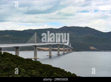 Pelješac-Brücke an der kroatischen Küste Dalmatiens über der adria an einem bewölkten Tag Stockfoto