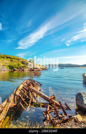 Friedhof der verlorenen Schiffe in der kleinen Fischerstadt Teriberka. Küste der Barentssee. Teriberka, Region Murmansk, Russland - 19. Juli 2023. Stockfoto