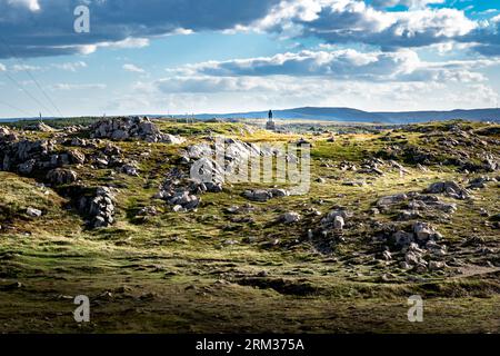 Die John Cabot Statue steht auf felsiger Tundra am Cape Bonavista mit Blick auf den Atlantik in Neufundland und Labrador Kanada. Stockfoto