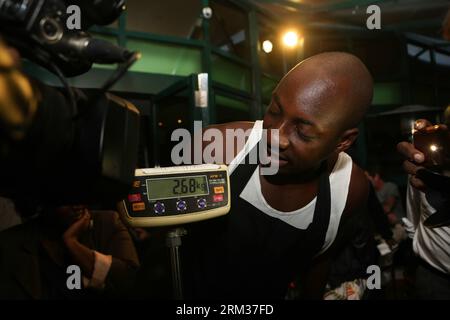 Bildnummer: 60084451  Datum: 09.07.2013  Copyright: imago/Xinhua (130709) -- NAIROBI, July 9, 2013 (Xinhua) -- A member of Sauti Sol team looks at the result during a burger challenge at Brew Bistro in Nairobi, capital of Kenya, July 9, 2013. Four contestants had one hour to finish a 5kg burger with beef, two huge burger buns and 40 toppings. Sauti Sol team won the burger challenge. (Xinhua/Meng Chenguang) KENYA-NAIROBI-BURGER CHALLENGE PUBLICATIONxNOTxINxCHN Gesellschaft Kultur Burgerwettessen Food Hamburger Burger Wettessen xdp x0x 2013 quer premiumd      60084451 Date 09 07 2013 Copyright I Stock Photo