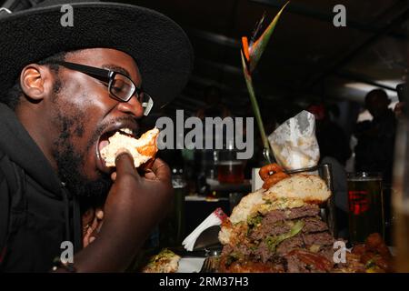 Bildnummer: 60084450  Datum: 09.07.2013  Copyright: imago/Xinhua (130709) -- NAIROBI, July 9, 2013 (Xinhua) -- A contestant takes part in a burger challenge at Brew Bistro in Nairobi, capital of Kenya, July 9, 2013. Four contestants had one hour to finish a 5kg burger with beef, two huge burger buns and 40 toppings. Sauti Sol team won the burger challenge. (Xinhua/Meng Chenguang) KENYA-NAIROBI-BURGER CHALLENGE PUBLICATIONxNOTxINxCHN Gesellschaft Kultur Burgerwettessen Food Hamburger Burger Wettessen xdp x0x 2013 quer premiumd      60084450 Date 09 07 2013 Copyright Imago XINHUA  Nairobi July 9 Stock Photo