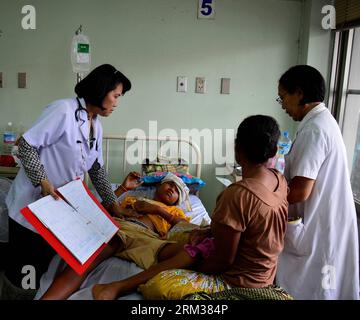 Bildnummer: 60099223  Datum: 10.07.2013  Copyright: imago/Xinhua (130710) -- VIENTIANE, July 10, 2013 (Xinhua) -- A doctor diagnoses a patient suffering from dengue fever at a hospital in Vientiane, Laos, July 10, 2013. The Lao government announced on Monday the release of 2 billion kip (about 250,000 U.S.dollars) to combat the spread of dengue fever in the country, local media reported. Director General of the Communicable Disease Control Department of the Lao Ministry of Health Dr. Bounlay Phommasack said that in the first six months of this year 20,367 infections, with 64 deaths, were repor Stock Photo