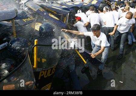 Bildnummer: 60107433  Datum: 11.07.2013  Copyright: imago/Xinhua (130711) -- MANILA, July 11, 2013 (Xinhua) -- Mock protestors clash with members of the Civil Disturbance Management (CDM) of the Philippine National Police (PNP) during the CDM Competition in Manila, the Philippines, July 11, 2013. The competition aimed to assess the effectiveness and efficiency of the CDM Units on the police operational procedures in handling civil disturbance. (Xinhua/Rouelle Umali)(zcc) PHILIPPINES-MANILA-POLICE-COMPETITION PUBLICATIONxNOTxINxCHN Gesellschaft Polizei Polizist Übung Polizeiübung Demo Ausschrei Stock Photo