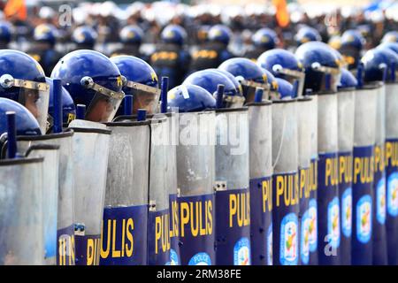 Bildnummer: 60107435  Datum: 11.07.2013  Copyright: imago/Xinhua (130711) -- MANILA, July 11, 2013 (Xinhua) -- Members of the Civil Disturbance Management (CDM) of the Philippine National Police (PNP) stand in formation during the CDM Competition in Manila, the Philippines, July 11, 2013. The competition aimed to assess the effectiveness and efficiency of the CDM Units on the police operational procedures in handling civil disturbance. (Xinhua/Rouelle Umali)(zcc) PHILIPPINES-MANILA-POLICE-COMPETITION PUBLICATIONxNOTxINxCHN Gesellschaft Polizei Polizist Übung Polizeiübung Demo Ausschreitungen p Stock Photo