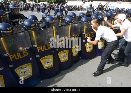 Bildnummer: 60107434  Datum: 11.07.2013  Copyright: imago/Xinhua (130711) -- MANILA, July 11, 2013 (Xinhua) -- Mock protestors clash with members of the Civil Disturbance Management (CDM) of the Philippine National Police (PNP) during the CDM Competition in Manila, the Philippines, July 11, 2013. The competition aimed to assess the effectiveness and efficiency of the CDM Units on the police operational procedures in handling civil disturbance. (Xinhua/Rouelle Umali)(zcc) PHILIPPINES-MANILA-POLICE-COMPETITION PUBLICATIONxNOTxINxCHN Gesellschaft Polizei Polizist Übung Polizeiübung Demo Ausschrei Stock Photo