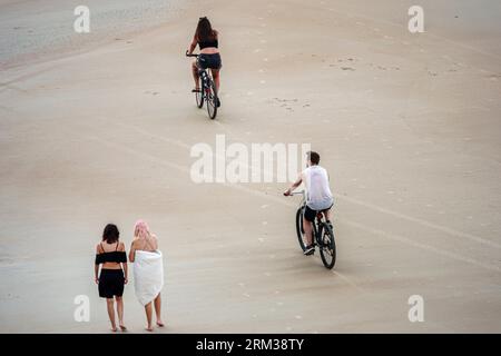 Daytona Beach Shores Florida, Luftblick von oben, Wellen am Atlantik, Strandgänger, Männer, Männer, Frauen, Frauen, Frauen, Erwachsene, Paare Stockfoto