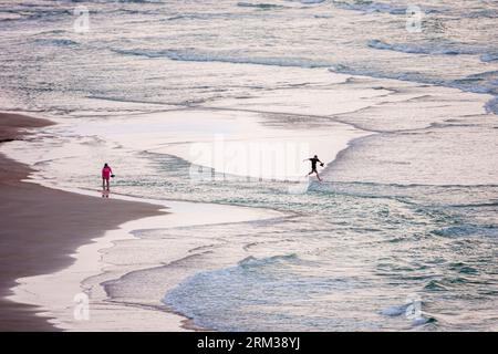 Daytona Beach Shores Florida, Luftansicht von oben, Atlantikküste Surfwellen, Strandgänger, Männer Männer, Frauen, Frauen, Frauen, Frauen, Erwachsene usw. Stockfoto