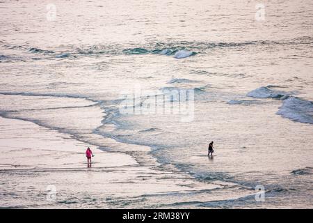 Daytona Beach Shores Florida, Luftansicht von oben, Wellen am Atlantik, Strandgänger, Männer, Männer, Frauen, Frauen, Erwachsene, Paare, na Stockfoto