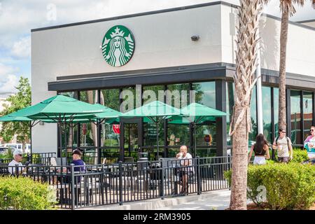 Viera Florida, Starbucks Kaffee, Gäste, Mann Männer, Frau Frau Dame, Erwachsene Bewohner Paar, draußen, Gebäude Vordereingang, al fres Stockfoto