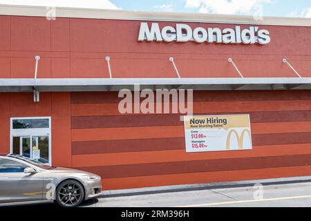 Viera Florida, McDonald's Fast Food, Fahrt durch das Abholfenster, Auto-Abholung bezahlt, Hilfe gesucht jetzt Einstellschild Startpreise, draußen, Stockfoto