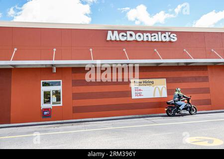 Viera Florida, McDonald's Fast Food, fahren Sie durch das Abholfenster, Motorradfahrer fahren weg, Hilfe wollte jetzt Einstellschild Startpreise, Mann Männer, Erwachsene Stockfoto