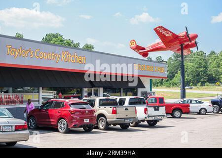 Hephzibah Georgia, Taylor Brothers Bros X-Press 24-Stunden-Geschäft, Attraktion am Straßenrand, rotes Propellerflugzeug mit Doppelmotor, Beech Beechcraft Modell 18 C-4 Stockfoto