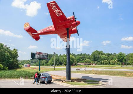 Hephzibah Georgia, Taylor Brothers Bros X-Press 24-Stunden-Geschäft, Attraktion am Straßenrand, rotes Propellerflugzeug mit Doppelmotor, Beech Beechcraft Modell 18 C-4 Stockfoto