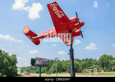 Hephzibah Georgia, Taylor Brothers Bros X-Press 24-Stunden-Geschäft, Attraktion am Straßenrand, rotes Propellerflugzeug mit Doppelmotor, Beech Beechcraft Modell 18 C-4 Stockfoto