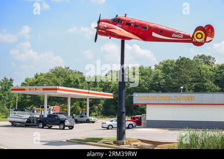 Hephzibah Georgia, Taylor Brothers Bros X-Press 24-Stunden-Geschäft, Attraktion am Straßenrand, rotes Propellerflugzeug mit Doppelmotor, Beech Beechcraft Modell 18 C-4 Stockfoto