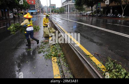 Bildnummer: 60118415 Datum: 13.07.2013 Copyright: imago/Xinhua (130713) -- TAIPEI, 13. Juli 2013 (Xinhua) -- Working staff clean the branches on the Road in Taipei, Südostchina s Taiwan, 13. Juli 2013. Der Verkehr in Taipeh wurde unterbrochen, da viele Bäume entwurzelt wurden und auf Straßen fielen. Eine Person wurde als tot bestätigt und 21 weitere verletzt, als Taifun Soulik am frühen Samstagmorgen die Stadt traf. (Xinhua/Tao Ming) (MP) CHINA-TAIPEI-TYPHOON SOULIK (CN) PUBLICATIONxNOTxINxCHN Gesellschaft Wetter Unwetter Taifun Soulik xdp x0x 2013 quer premiumd 60118415 Datum 13 07 2013 Copyright Imag Stockfoto