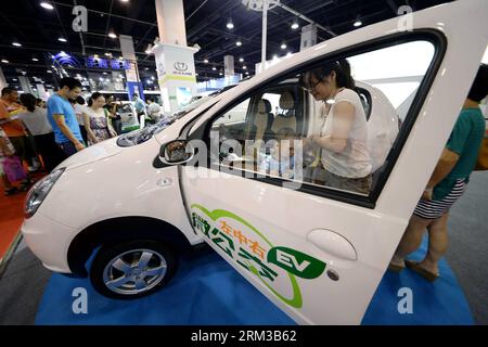 Bildnummer: 60123025  Datum: 12.07.2013  Copyright: imago/Xinhua  File photo taken on July 12, 2013 shows visitors trying an electric vehicle at a new energy auto exhibition in Hangzhou, capital of east China s Zhejiang Province. The First Automotive Works Group (FAW) will have its 60th founding anniversary on July 15, 2013, which also marks the history of China s auto industry. Founded in 1953, the auto maker is known as the cradle of China s automobile industry for it produced the country s first self-made truck, the Jiefang, in 1956. Since then, China s auto industry has forge ahead, making Stockfoto