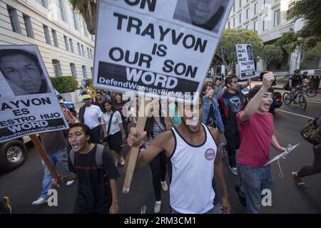 Bildnummer: 60141105 Datum: 16.07.2013 Copyright: imago/Xinhua (130717) -- LOS ANGELES, (Xinhua) -- Demonstranten protestieren auf der Straße der Innenstadt von Los Angeles gegen George Zimmermans Freispruch bei der Erschießung von Trayvon Martin aus Florida, in Los Angeles, Kalifornien, 16. Juli, 2013. eine Jury im US-Bundesstaat Florida sprach George Zimmerman, der am 26. Februar 2012 den siebzehnjährigen afroamerikanischen Teenager Trayvon Martin erschoss und tötete, frei. (Xinhua/Zhao Hanrong)(bxq) U.S.-LOS ANGELES-DEMONSTRATION-TRAYVON-MARTIN PUBLICA Stockfoto