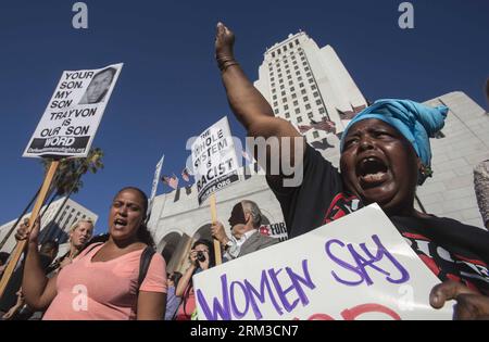 Bildnummer: 60141104  Datum: 16.07.2013  Copyright: imago/Xinhua (130717) -- LOS ANGELES,  (Xinhua) -- Protestors with placards shout slogans in front of Los Angeles City Hall during a peaceful protest against George Zimmerman s acquittal in the shooting death of Florida teen Trayvon Martin, in Los Angeles, California, July, 16, 2013. A Jury in U.S. state Florida on July 13 acquitted George Zimmerman, who shot and killed Seventeen-year-old African American teenager Trayvon Martin on Feb. 26, 2012, in a case which sparked heated debate on race and guns. (Xinhua/Zhao Hanrong)(bxq) U.S.-LOS ANGEL Stock Photo